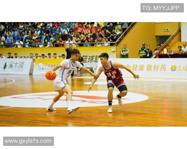 激烈对决最终比分揭晓 篮球赛场争夺白热化 双方拼劲十足竞逐胜利